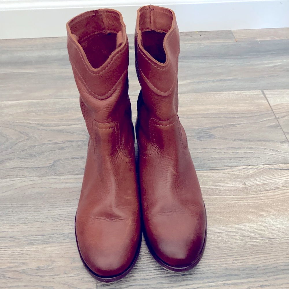 Frye Brown, Leather Ankle Boots. Women’s Size 6. Barely Worn— GREAT shape!!!